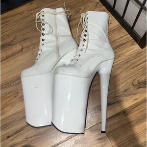 Pleaser 10in white Beyond boots size 9